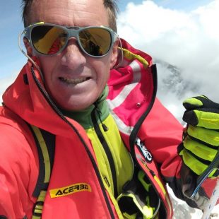 Denis Urubko ascendiendo por las cuerdas fijas en el Baltoro (julio 2022), temporada en ascendió tres ochomiles (Broad Peak,