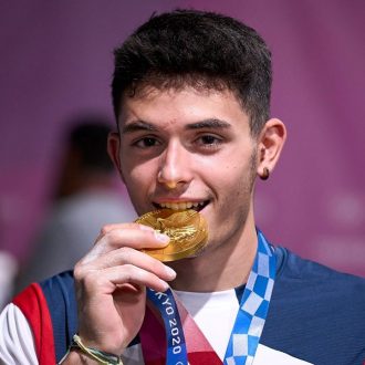 Alberto Ginés comprueba que la medalla de oro de Tokyo 2020 es real.