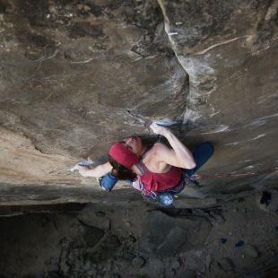 Barbara Zangerl en 'Le voyage' 8b+ trad de Annot.